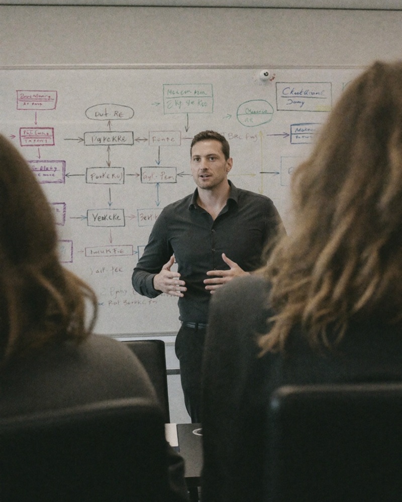 Bernd Leitsoni erklärt einen Workflow am Whiteboard