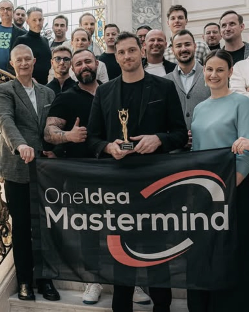Bernd Leitsoni mit Pokal im Kreis der OneIdea Mastermind